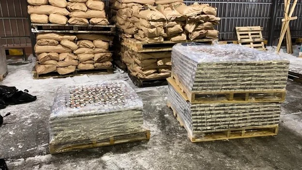 В Санкт-Петербурге вновь пресекли транзитную поставку контрабандных товаров из Белоруссии.